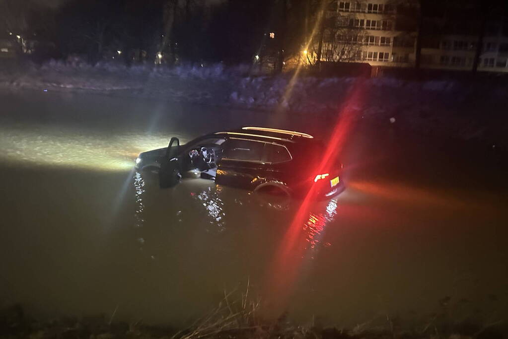 Auto raakt van de weg en rijdt de sloot in