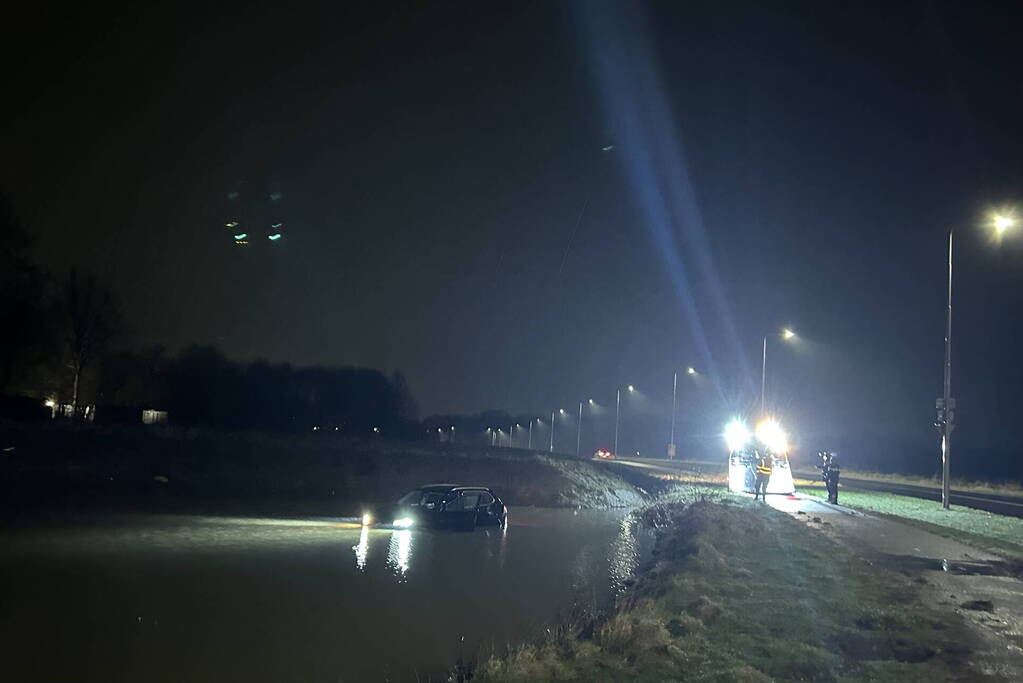 Auto raakt van de weg en rijdt de sloot in