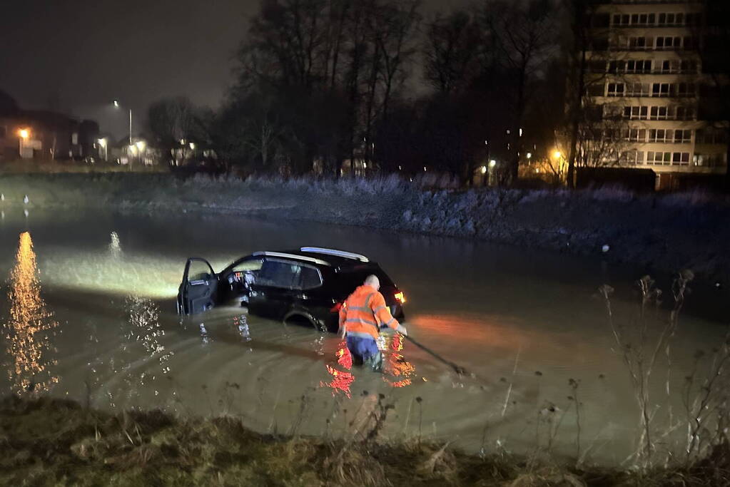 Auto raakt van de weg en rijdt de sloot in