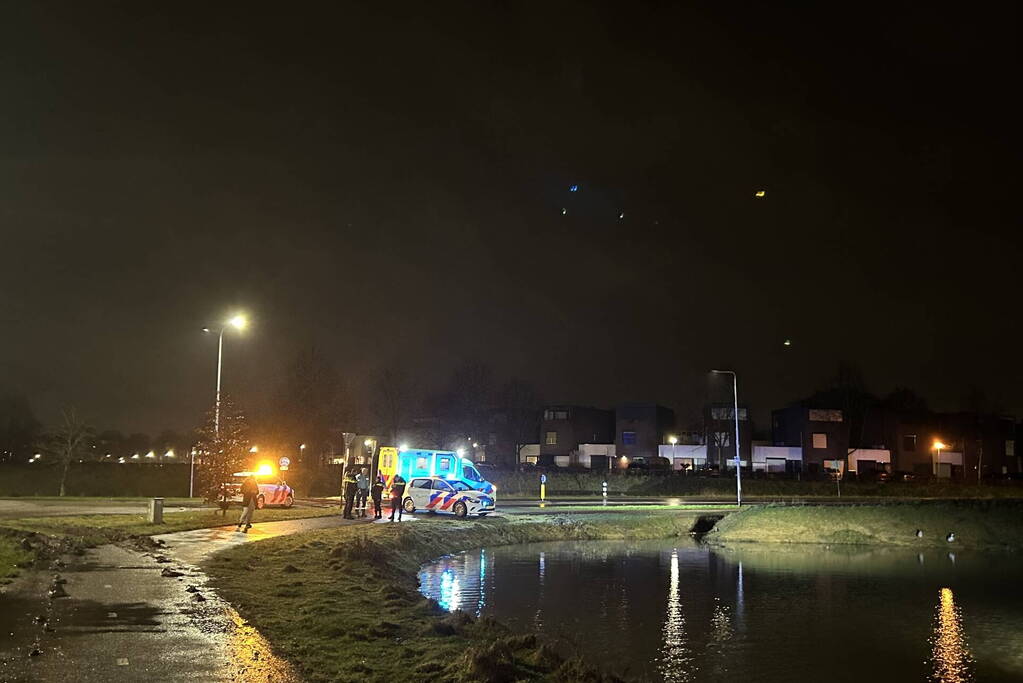 Auto raakt van de weg en rijdt de sloot in