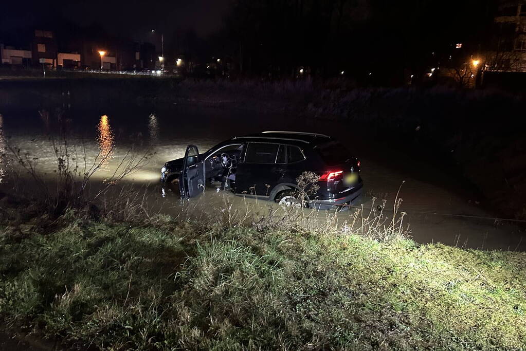 Auto raakt van de weg en rijdt de sloot in