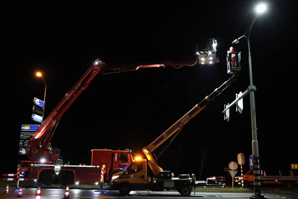 Wegwerker gered door brandweer