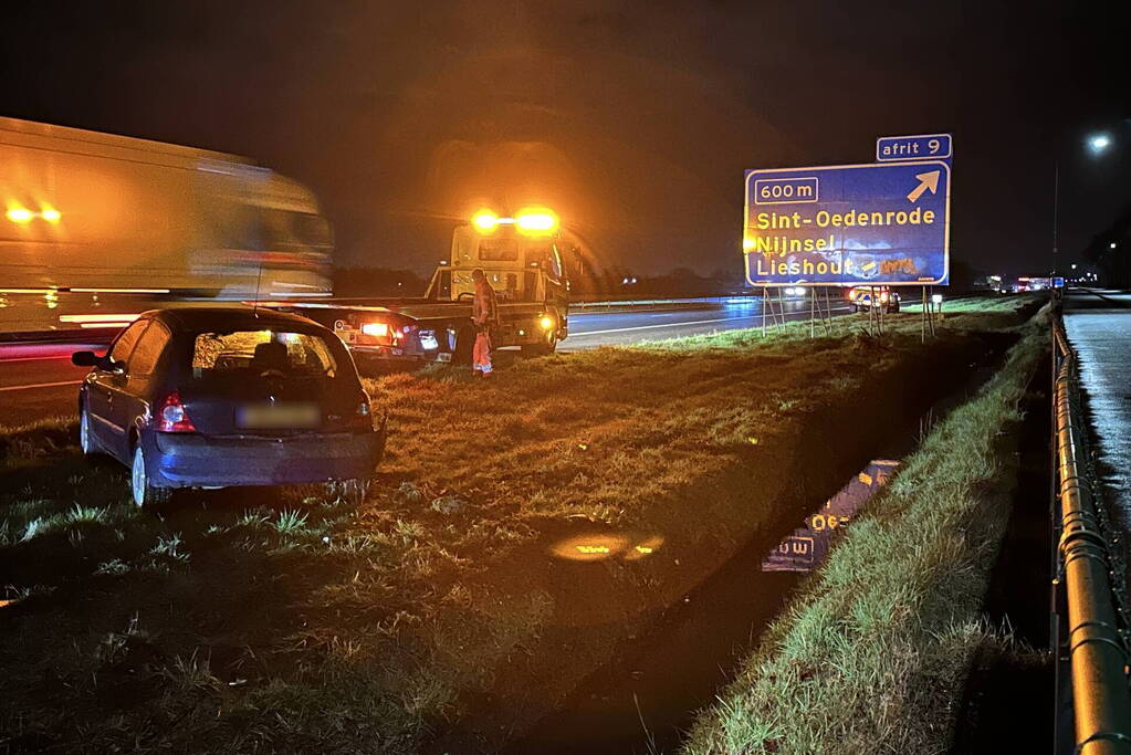 Automobiliste belandt in sloot naast snelweg