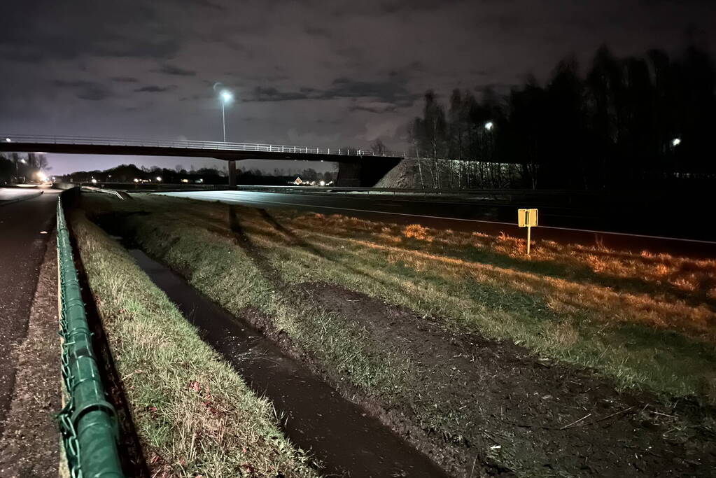 Automobiliste belandt in sloot naast snelweg