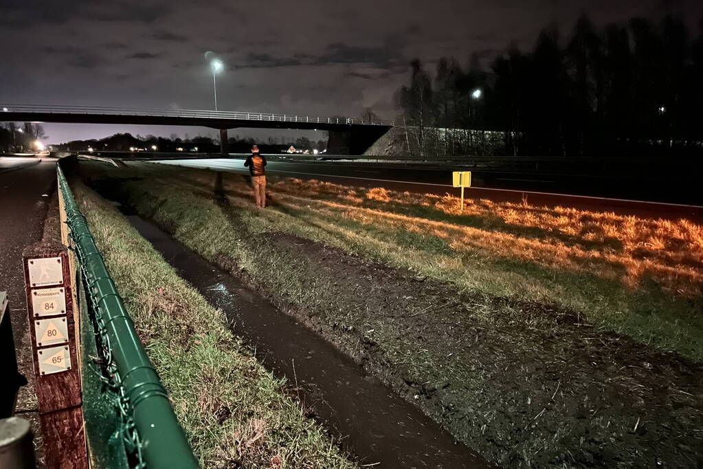 Automobiliste belandt in sloot naast snelweg