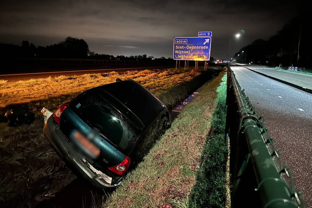 Automobiliste belandt in sloot naast snelweg