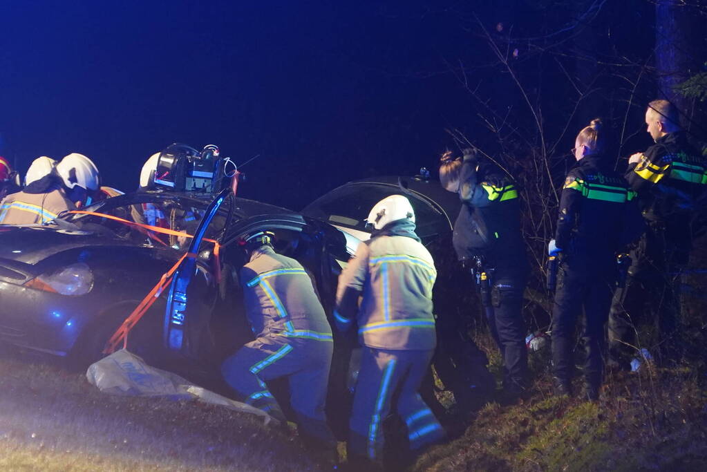 Brandweer bevrijdt slachtoffer uit auto