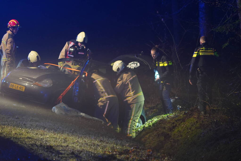 Brandweer bevrijdt slachtoffer uit auto