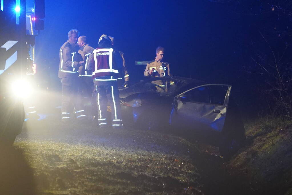 Brandweer bevrijdt slachtoffer uit auto