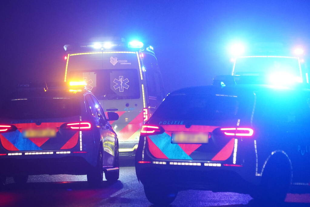 Brandweer bevrijdt slachtoffer uit auto