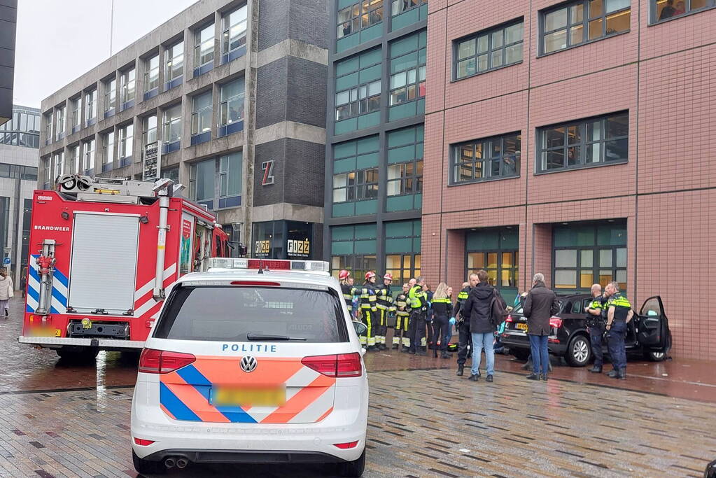 Automobilist botst tegen gerechtsgebouw