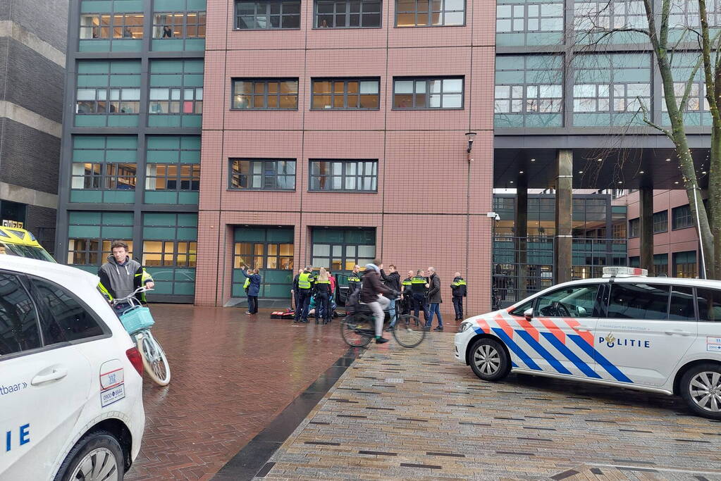 Automobilist botst tegen gerechtsgebouw