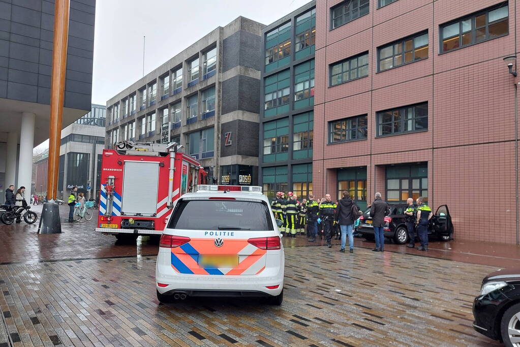 Automobilist botst tegen gerechtsgebouw