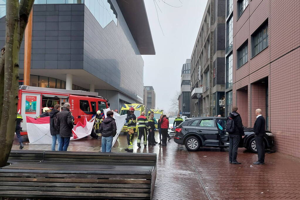 Automobilist botst tegen gerechtsgebouw