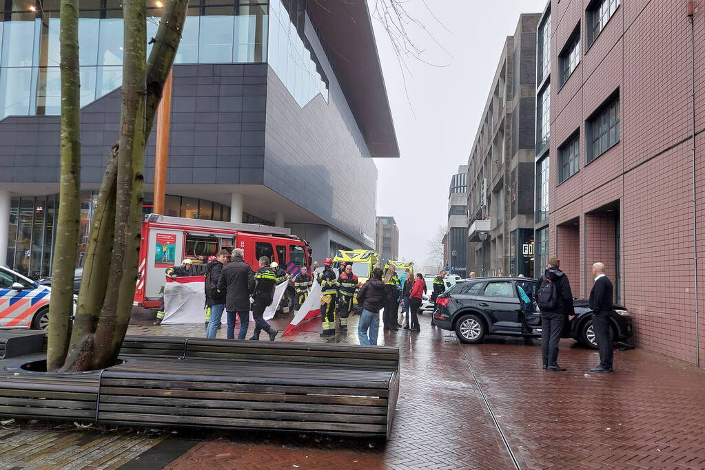 Automobilist botst tegen gerechtsgebouw