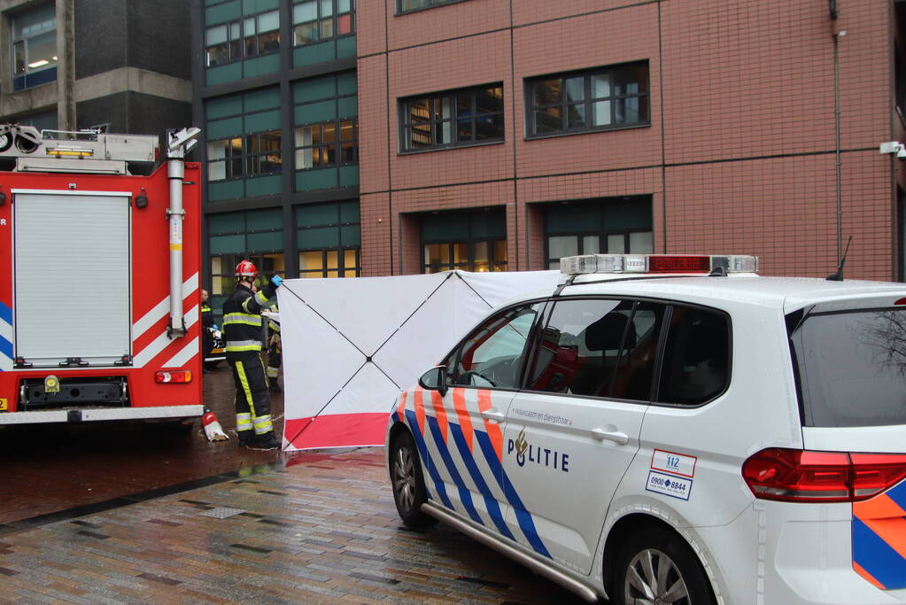 Automobilist botst tegen gerechtsgebouw