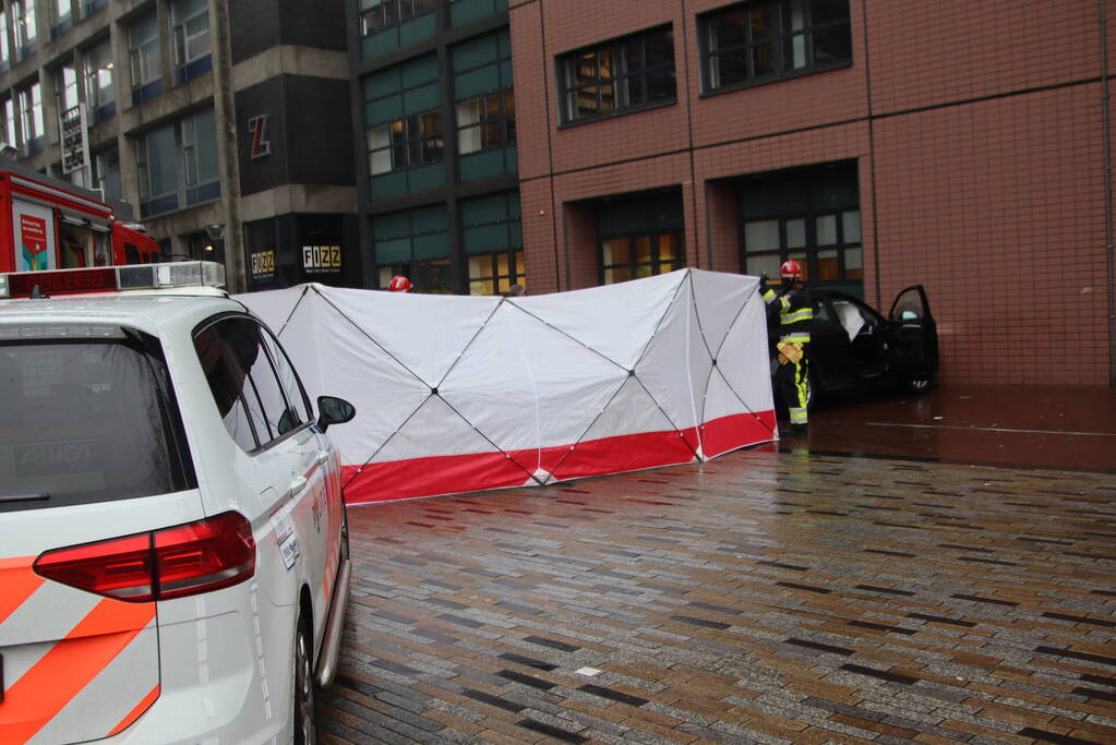 Automobilist botst tegen gerechtsgebouw