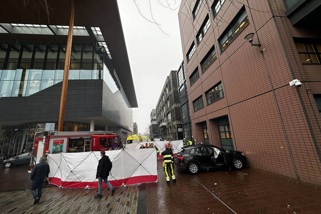 Automobilist botst tegen gerechtsgebouw