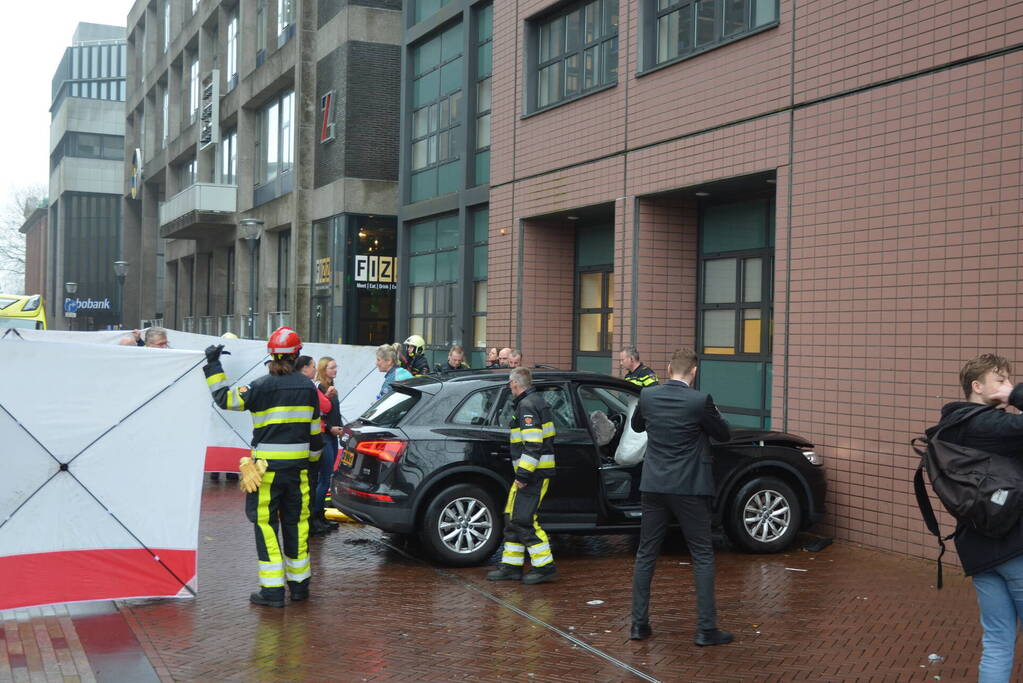 Automobilist botst tegen gerechtsgebouw