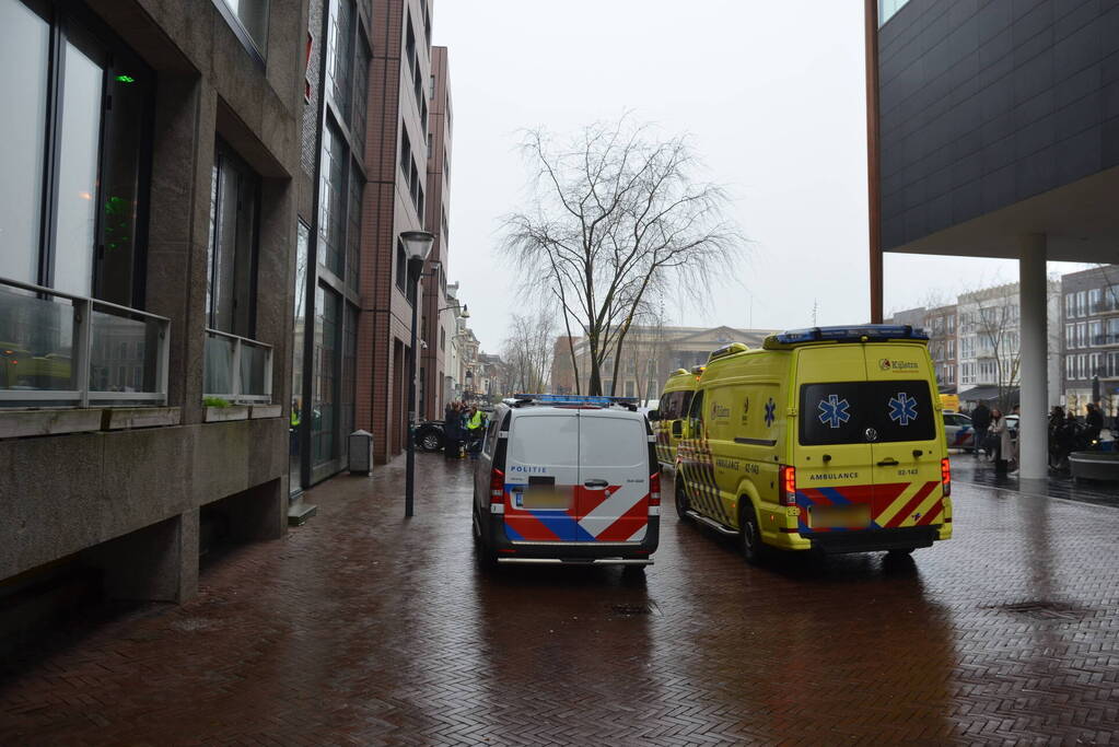 Automobilist botst tegen gerechtsgebouw