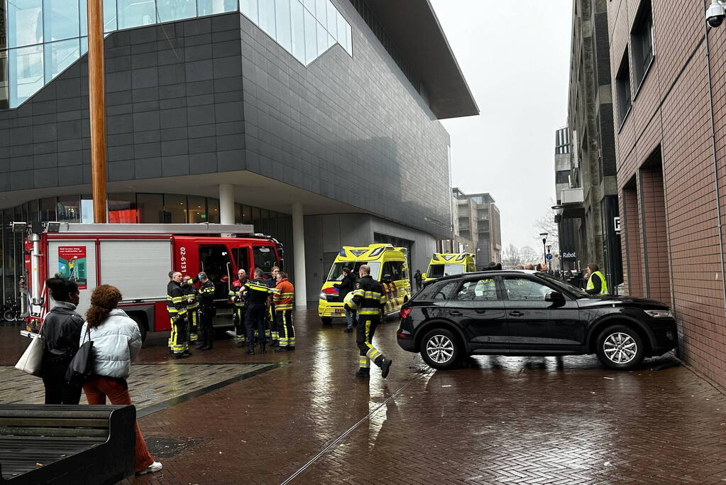 Automobilist botst tegen gerechtsgebouw