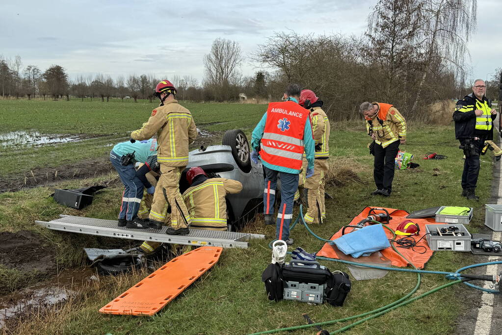 Automobilist verliest macht over stuur en belandt op de kop in sloot