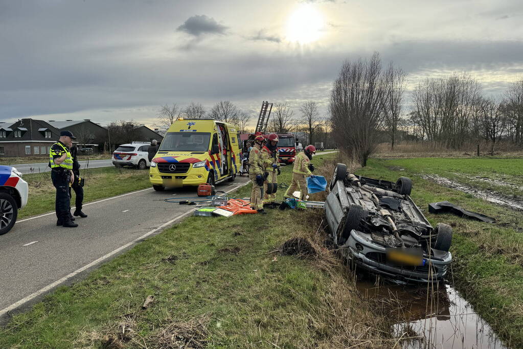 Automobilist verliest macht over stuur en belandt op de kop in sloot