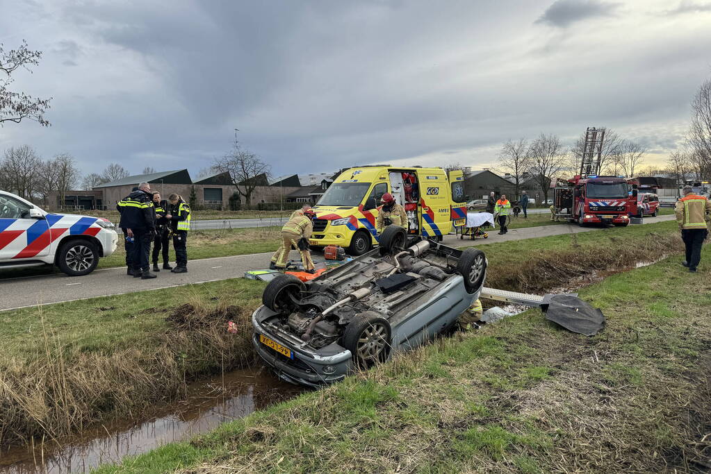 Automobilist verliest macht over stuur en belandt op de kop in sloot