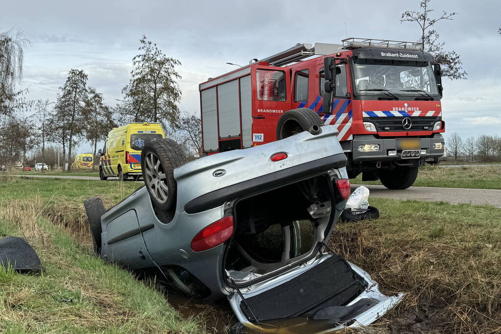 Automobilist verliest macht over stuur en belandt op de kop in sloot