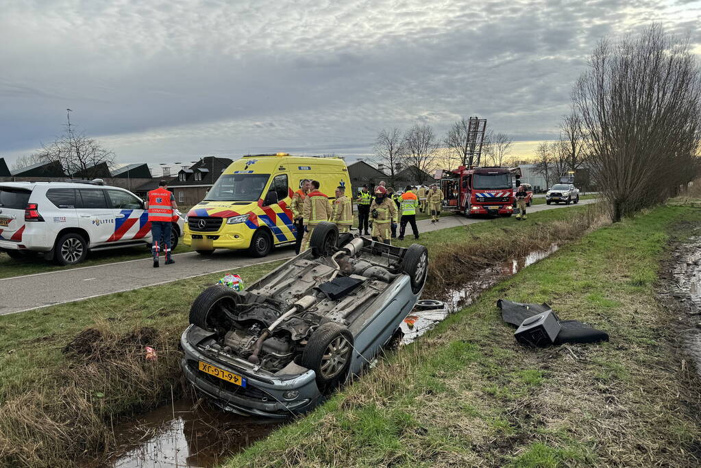 Automobilist verliest macht over stuur en belandt op de kop in sloot