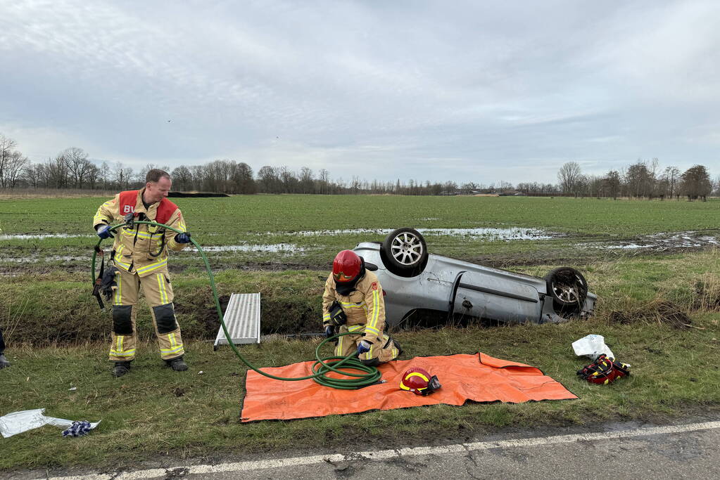 Automobilist verliest macht over stuur en belandt op de kop in sloot