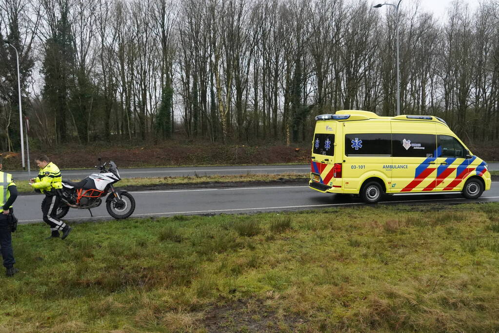 Weg is tijdelijk afgesloten door val van motorrijder