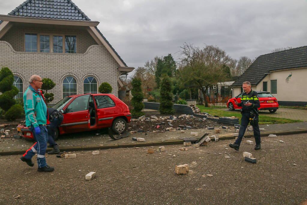 Ravage nadat auto door stenen muur rijdt