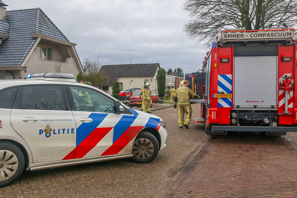 Ravage nadat auto door stenen muur rijdt