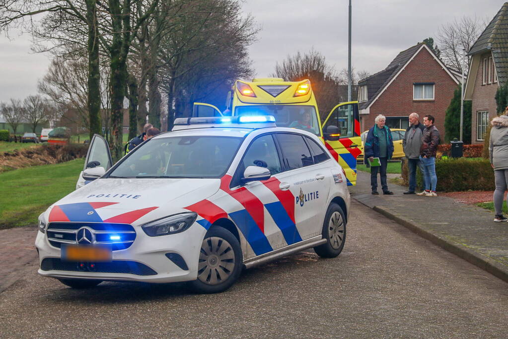 Ravage nadat auto door stenen muur rijdt