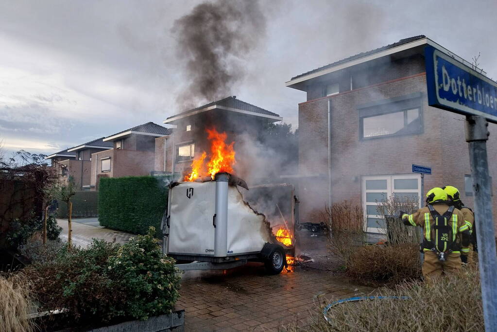 Aanhanger volledig in lichterlaaie