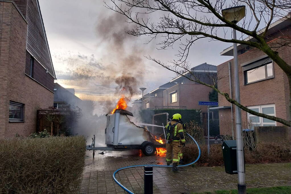 Aanhanger volledig in lichterlaaie