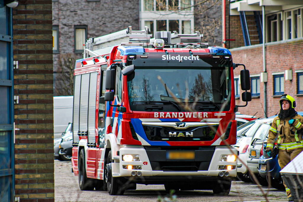 Brandweer verricht onderzoek in flat