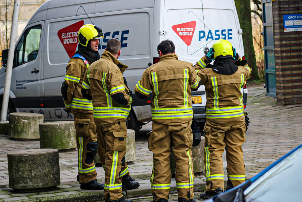 Brandweer verricht onderzoek in flat