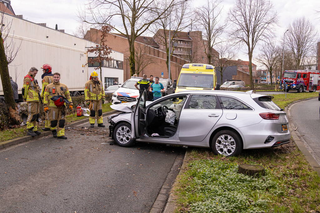 Dronken bestuurder botst frontaal op boom