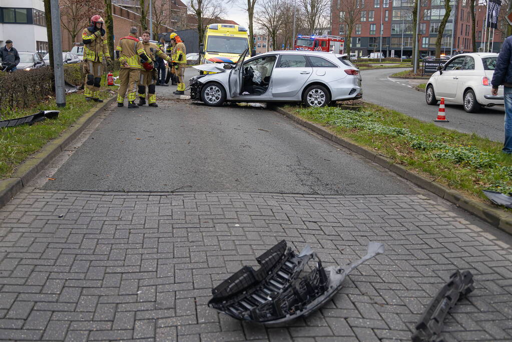 Dronken bestuurder botst frontaal op boom