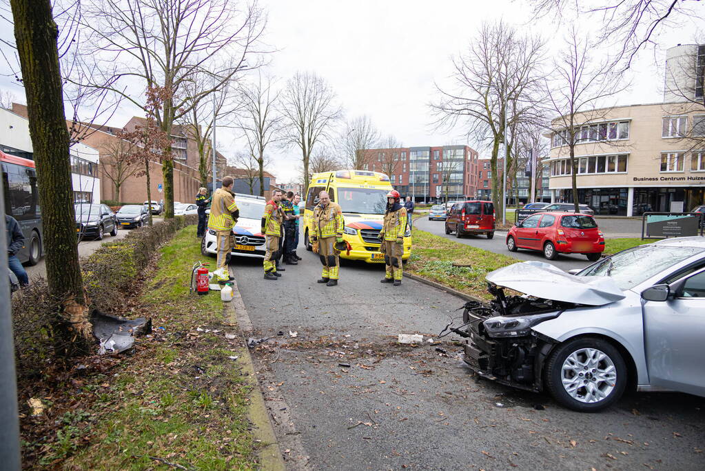 Dronken bestuurder botst frontaal op boom