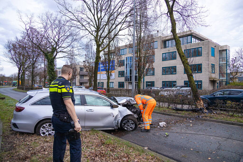 Dronken bestuurder botst frontaal op boom