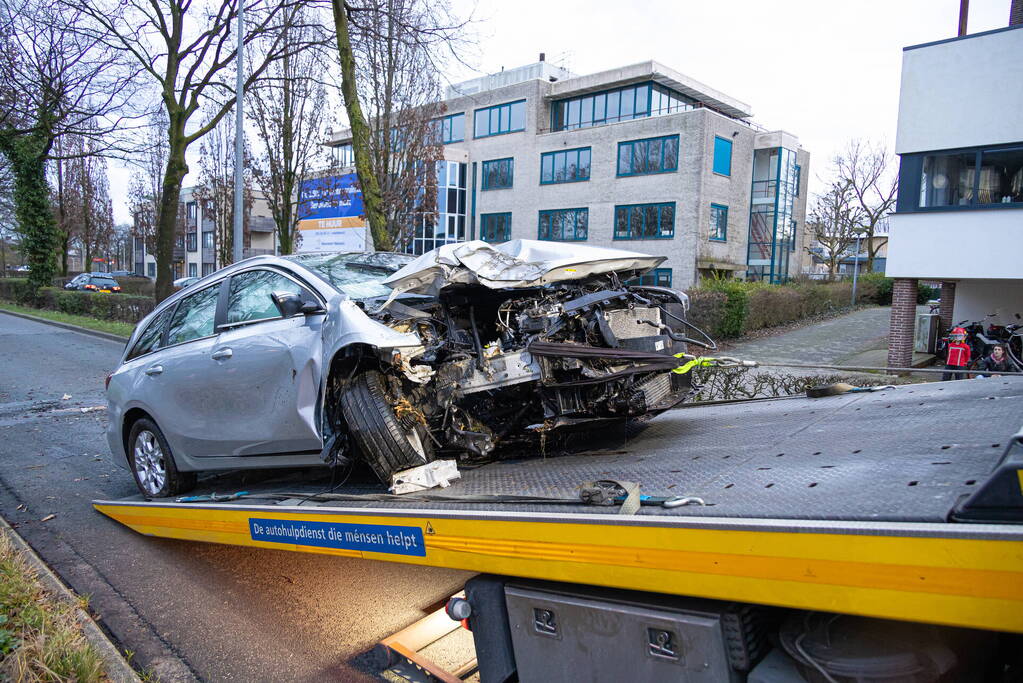 Dronken bestuurder botst frontaal op boom