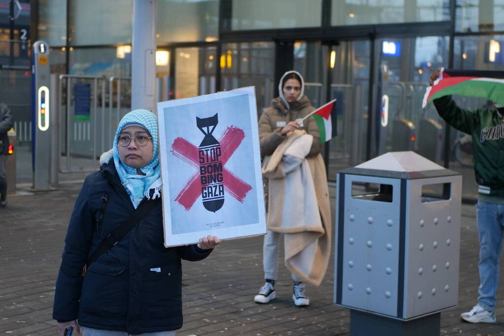 Sitdown-actie tijdens Pro-Palestina demonstratie bij treinstation