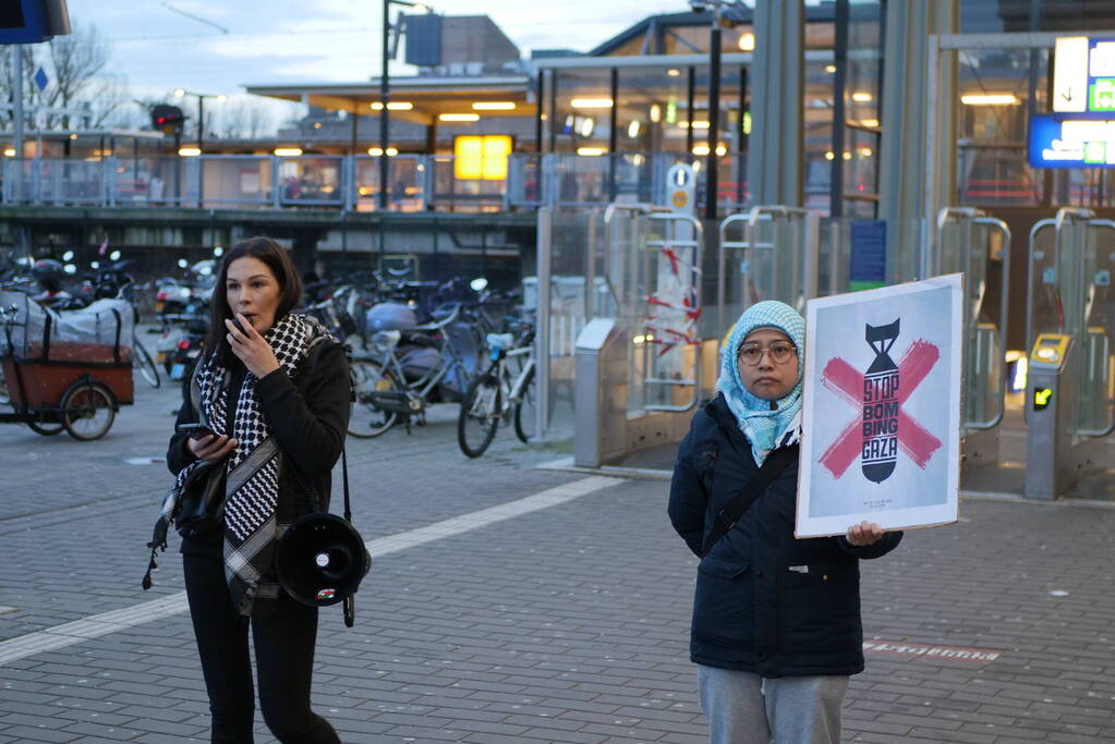 Sitdown-actie tijdens Pro-Palestina demonstratie bij treinstation