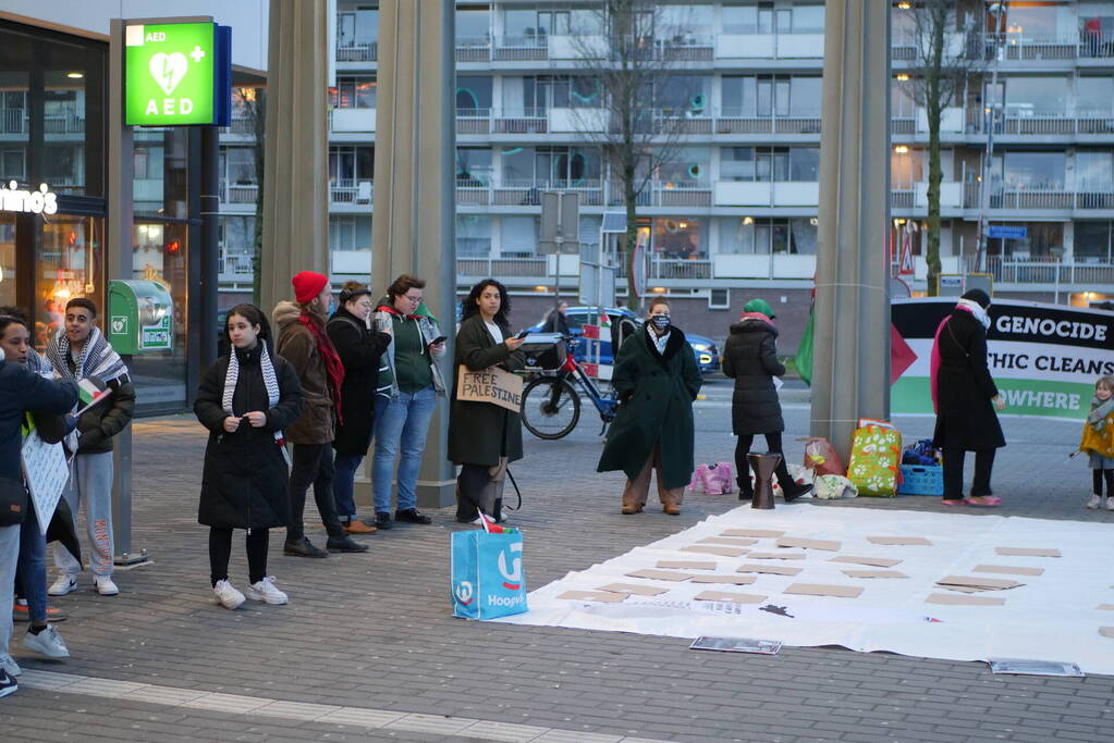 Sitdown-actie tijdens Pro-Palestina demonstratie bij treinstation