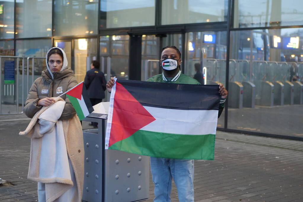 Sitdown-actie tijdens Pro-Palestina demonstratie bij treinstation