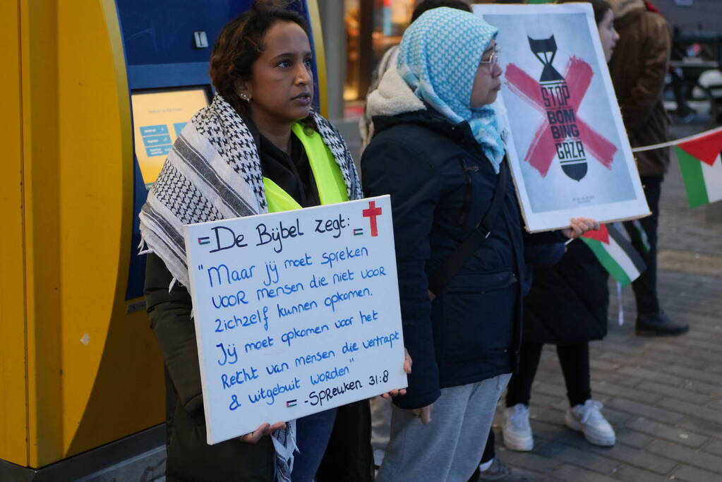 Sitdown-actie tijdens Pro-Palestina demonstratie bij treinstation