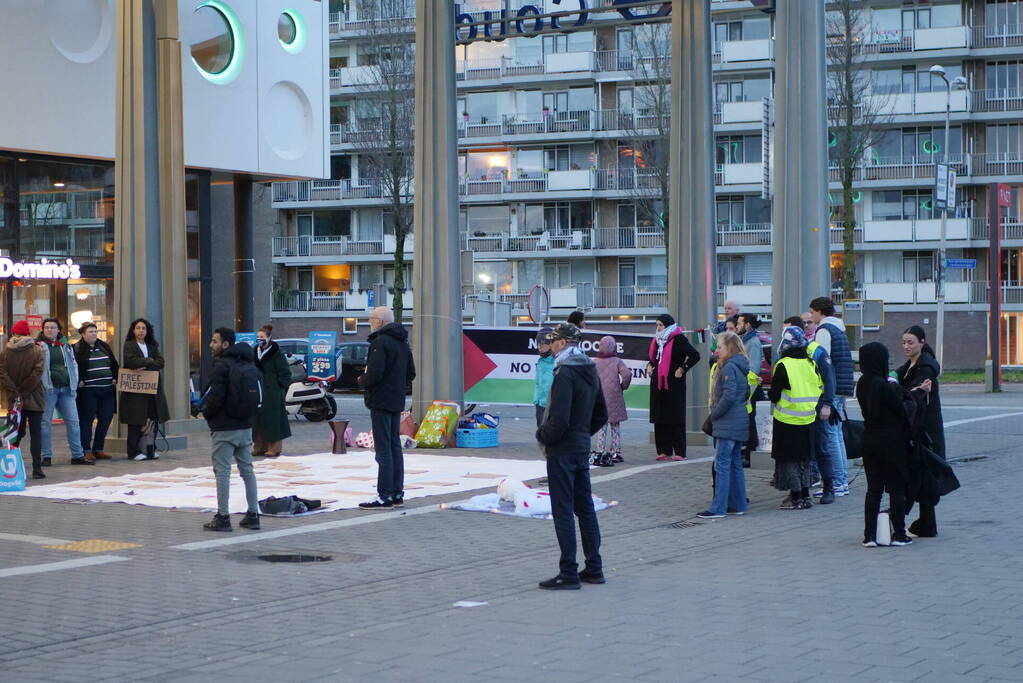 Sitdown-actie tijdens Pro-Palestina demonstratie bij treinstation